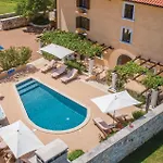Holiday home Cozy In With Wifi Tinjan